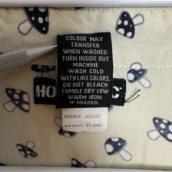 Hot Topic Mushroom Button Up Women's Size 1 Waist Length Crop Top Boxy Curvy - Picture 7 of 8